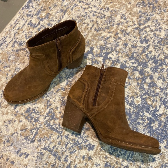 EUC Clark’s brown leather ankle boots - Picture 3 of 6